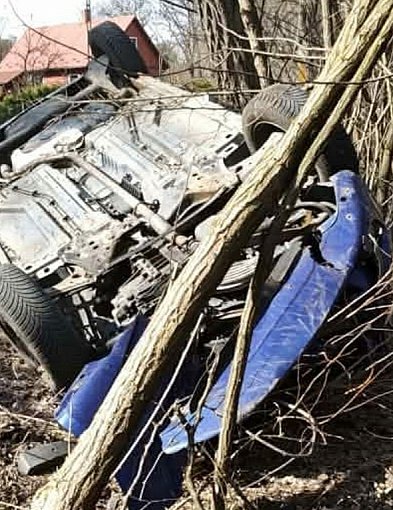 Groźne dachowanie w pow. staszowskim. 23-latka trafiła do szpitala