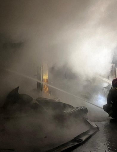 Pożar garażu przy piekarni w Bogorii. Z ogniem walczy kilka zastępów straży