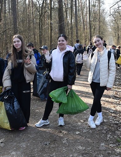 Zamiast wagarów, sprzątanie. Uczniowie posprzątali Zwierzyniec i tereny nad Wisłą