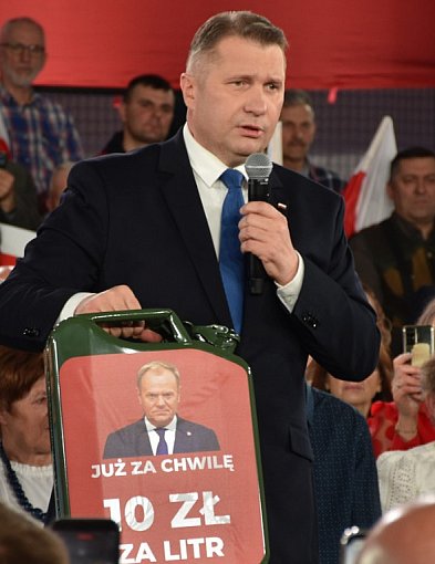 Przemysław Czarnek spotkał się z sympatykami w Staszowie. Przywiózł kanister z...