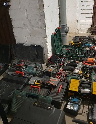 Podejrzany o serię włamań do samochodów w Staszowie wpadł w ręce policji [ZDJECIA]