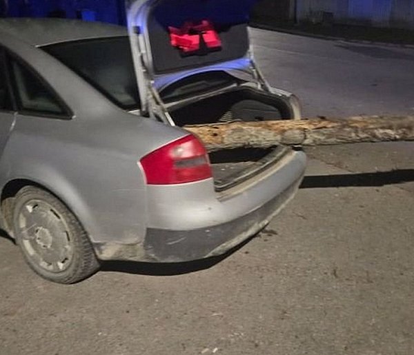 Kierowca audi miał ponad 4 promile. W bagażniku wiózł wielką kłodę drewna-226215