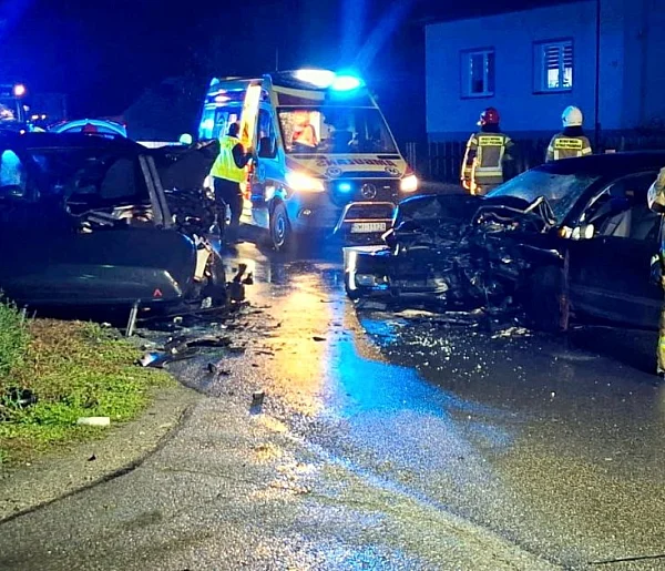 Czołowe zderzenie w Wydrzy. Pięć osób trafiło do szpitala-226290