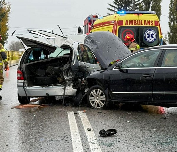 Groźny wypadek na drodze krajowej nr 9. Trzy osoby przetransportowane do szpitala-226740