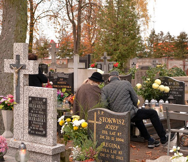 Savoir-vivre na 1 listopada. Jak się zachować podczas wizyty na cmentarzu?-226992