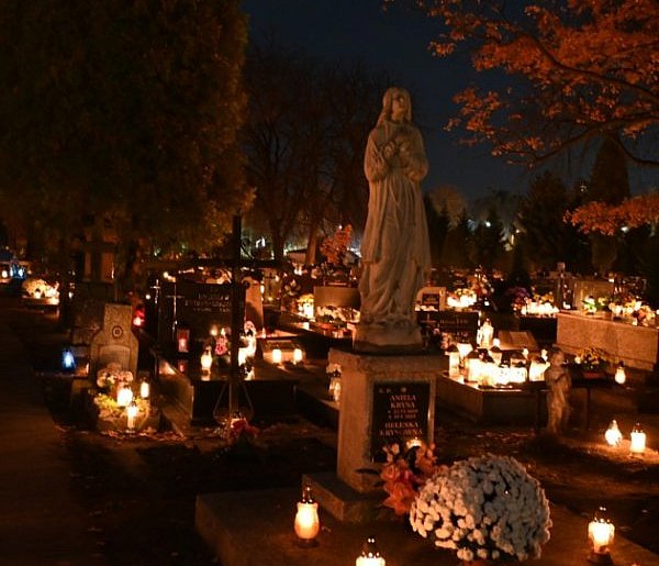 Tarnobrzeskie cmentarze w noc Wszystkich Świętych. Zobaczcie niezwykłe ZDJĘCIA-227015