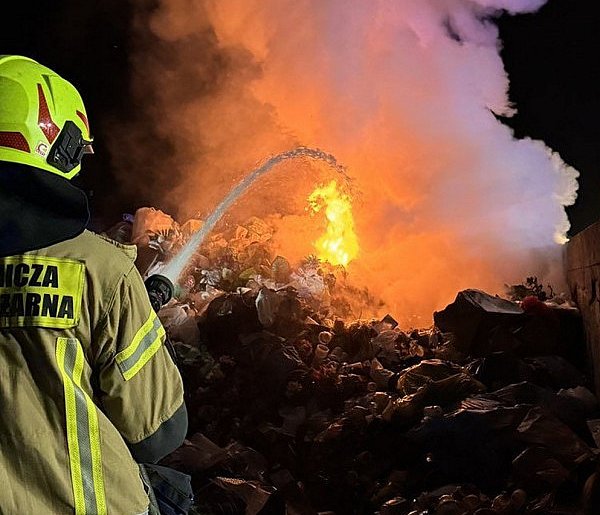 Strażacy walczyli z pożarem śmieci na cmentarzu w powiecie staszowskim-227402