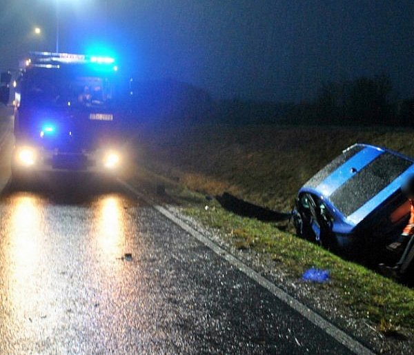 Groźny poranek na obwodnicy Tarnobrzega. Auto wpadło do rowu [ZDJĘCIA]-227513