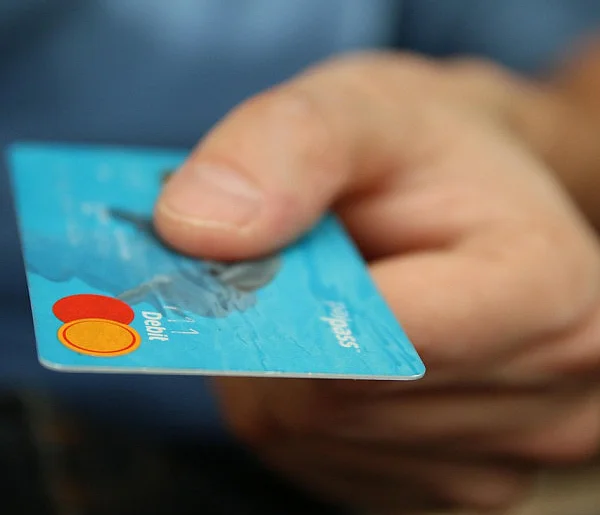 Fiskus skontroluje płatności kartą Polaków? Resort zabiera głos-227689