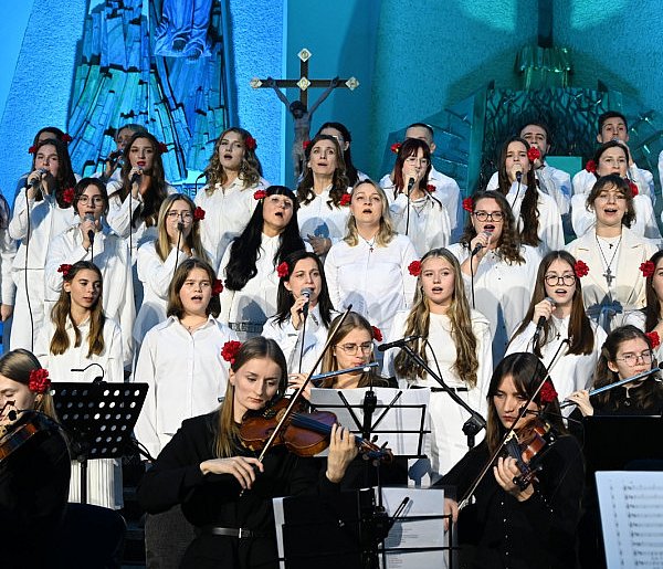 Tarnobrzeg przeżywał wyjątkowy Wieczór Uwielbienia. Muzyka i modlitwa w... [FOTO]-227801