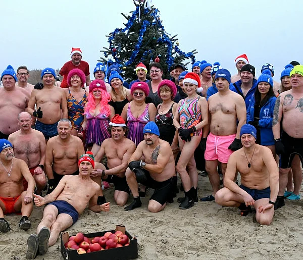 Tarnobrzeskie morsy udekorowały choinkę na plaży nad Jeziorem Tarnobrzeskim-228903