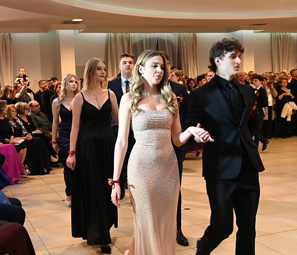 Studniówka maturzystów z LO im. M. Kopernika w Tarnobrzegu [ZDJĘCIA]-229633