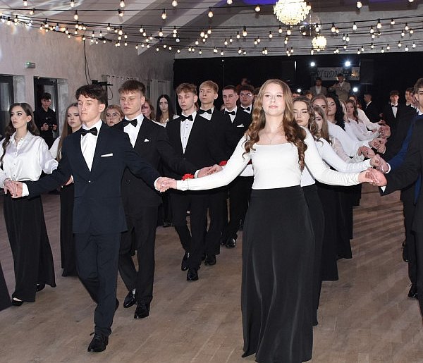 Uczniowie z LO w Bogorii i Osieku bawią się na wspólnej studniówce [ZDJĘCIA]-229648