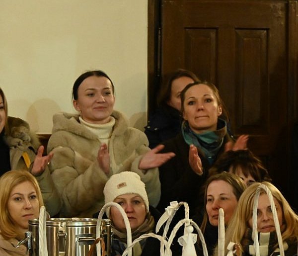 "Pogwizdani" rozgrzali Grębów. Wyjątkowe Anielskie Kolędowanie dla hospicjum