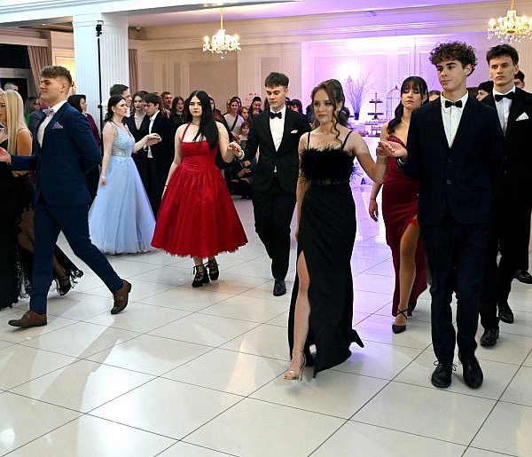 Polonezy, walc i latino na studniówce "Prymasówki" i SMS Siarka Tarnobrzeg