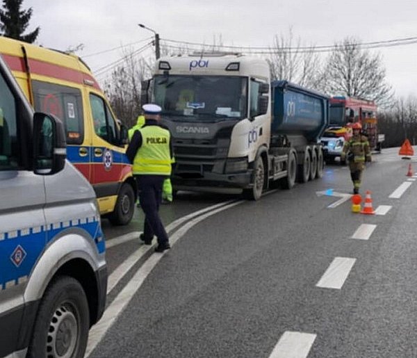 Wypadek na DK9 w Klimontowie. Zderzenie ciężarówki z autem osobowym