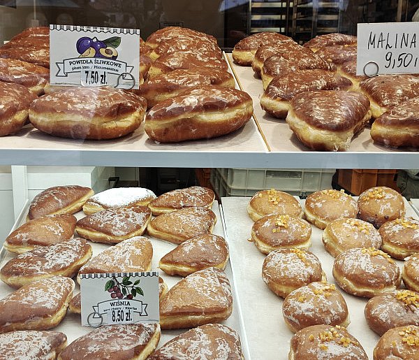 Tłusty czwartek w Tarnobrzegu. Od rana kolejki po pączki [ZDJĘCIA]