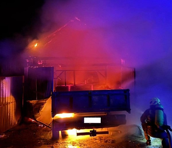 Nocny pożar pod Staszowem. Spłonął garaż i stojące w nim auto [ZDJĘCIA]