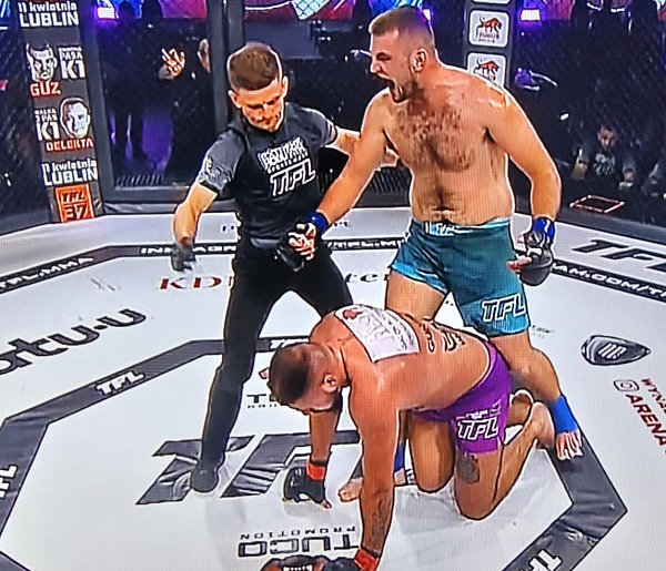 Tarnobrzeżanin Kamil Duran triumfuje na gali TFL w Warszawie!