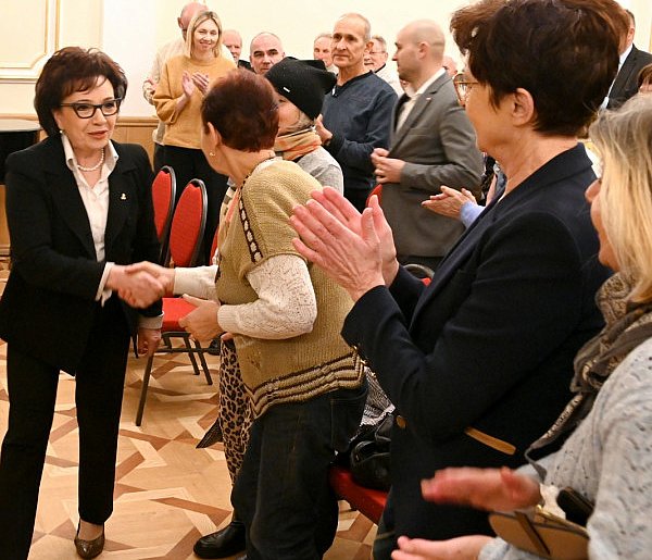 Posłanki PiS Elżbieta Witek i Ewa Leniart na Walentynki w Tarnobrzegu