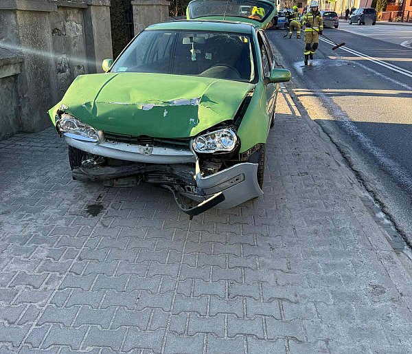 Pijany kierowca volkswagena uderzył w audi. Ponad dwa promile na liczniku w Osieku