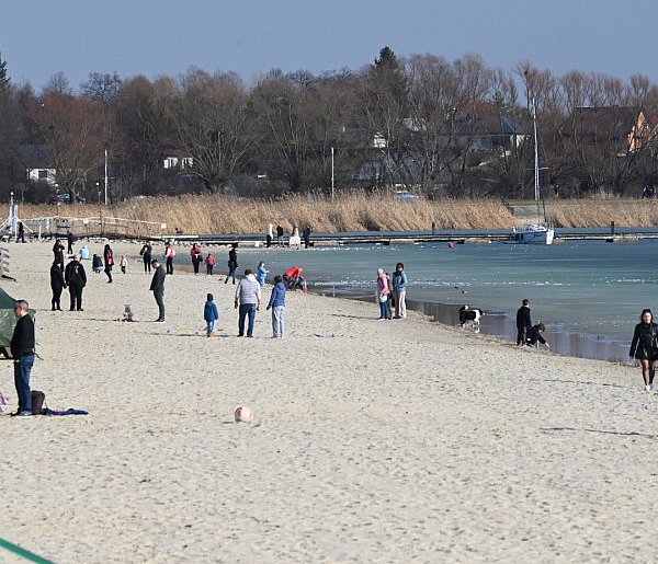 13 stopni i tłumy spacerowiczów. Ostatnie dni zamarzniętego jeziora [ZDJĘCIA]