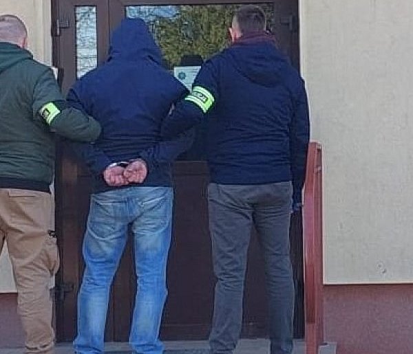 Przeskoczył przez sklepową ladę i ukradł kilka kartonów papierosów