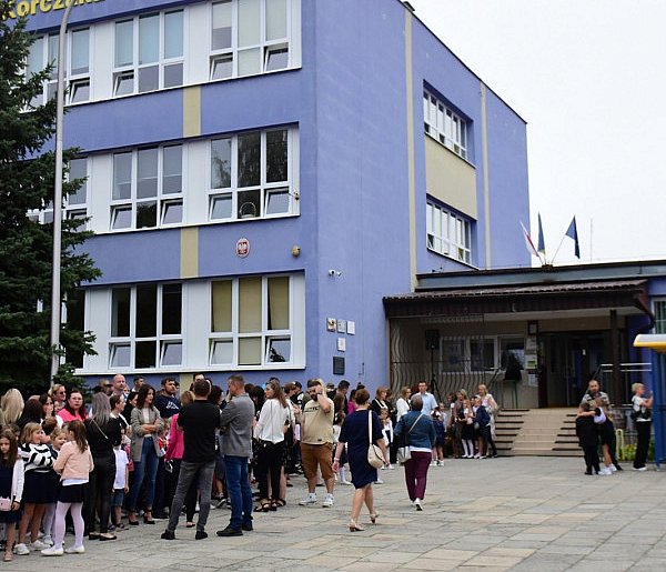 Największa szkoła podstawowa w Tarnobrzegu idzie na wojnę z hejterami