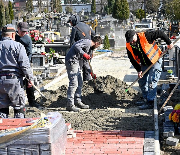 Trwają prace na Cmentarzu Parafialnym w Tarnobrzegu. Zobacz co się zmienia