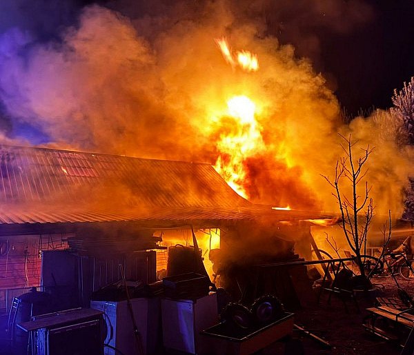 Groźny pożar pod Staszowem. Z ogniem walczy sześć zastępów straży [ZDJĘCIA]