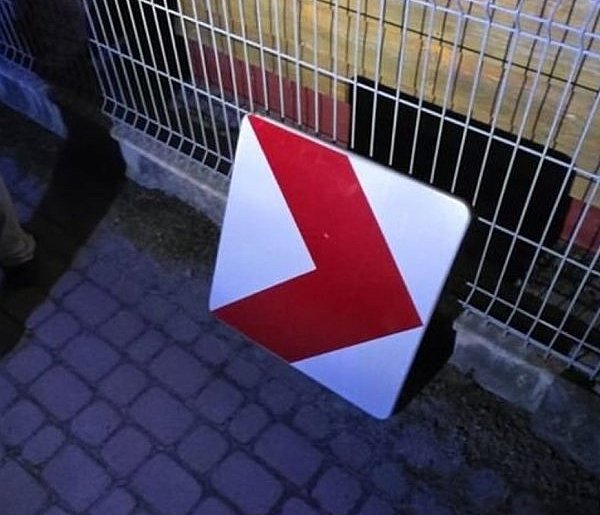 Niósł znak drogowy przez miasto. 17-latek z Połańca miał nietypowy pomysł