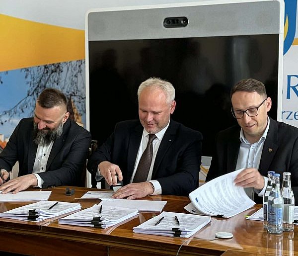 Tarnobrzeg inwestuje w szkoły. Podpisano umowy na termomodernizację