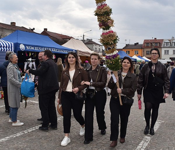 Tłumy na Jarmarku Wielkanocnym w Staszowie [ZDJĘCIA]