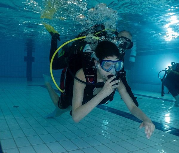Warsztaty nurkowe w Nowej Dębie. Ponad 30 młodych pływaków pod wodą z „OCTOPUS”