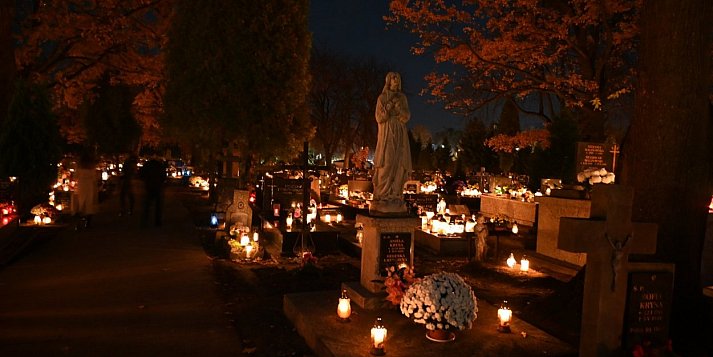 Tarnobrzeskie cmentarze w noc Wszystkich Świętych. Zobaczcie niezwykłe ZDJĘCIA