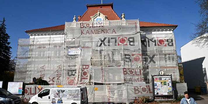 Urząd Miasta w Tarnobrzegu będzie jak nowy. Trwa remont elewacji budynku [ZDJĘCIA]