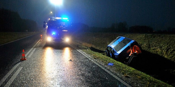Groźny poranek na obwodnicy Tarnobrzega. Auto wpadło do rowu [ZDJĘCIA]