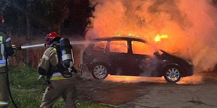 Pożar samochodu w centrum Tarnobrzega. To podpalenie? [FOTO]