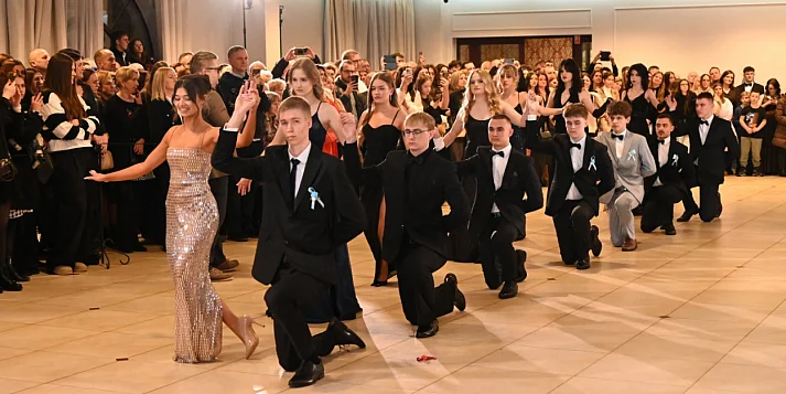 Bal na 140 par! Studniówka maturzystów z LO im. M. Kopernika w Tarnobrzegu [ZDJĘCIA]