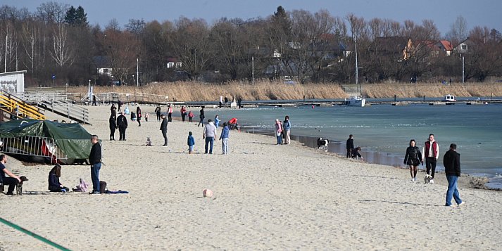 13 stopni i tłumy spacerowiczów. Ostatnie dni zamarzniętego jeziora [ZDJĘCIA]