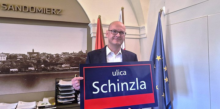 Nowe tablice z pełnymi imionami patronów-225401