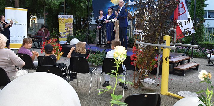 Biesiada czarnoleska na prawym brzegu Wisły -225680
