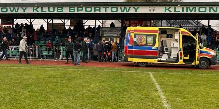 Piłkarz zasłabł podczas meczu w Klimontowie.-226272