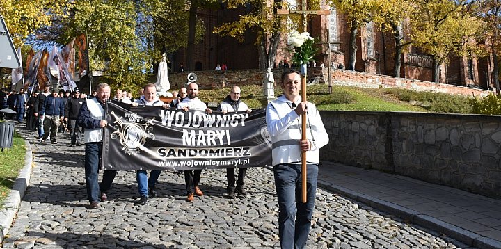 Procesja z udziałem Wojowników Maryi w Sandomierzu-226767