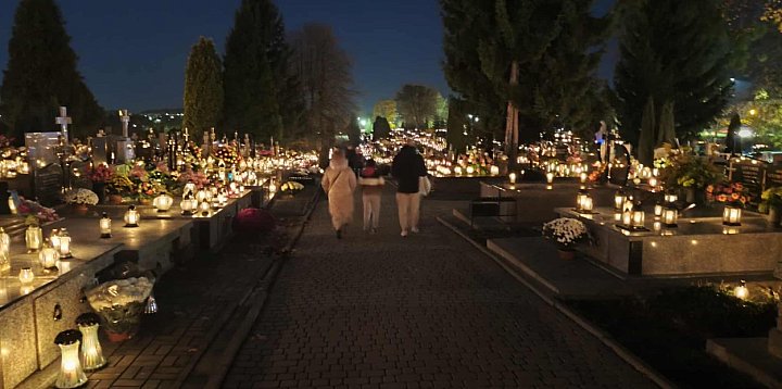 Sandomierski cmentarz w blasku zniczy [ZDJĘCIA]-227024