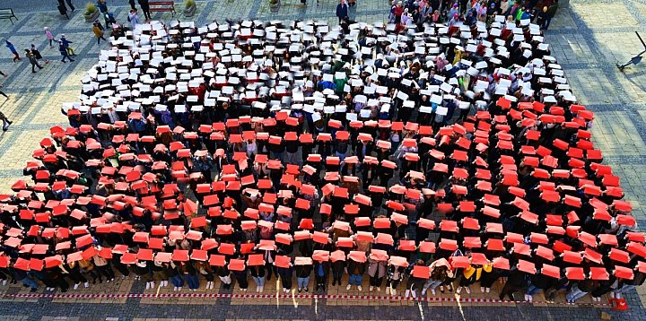 Żywa flaga na sandomierskiej starówce-227180