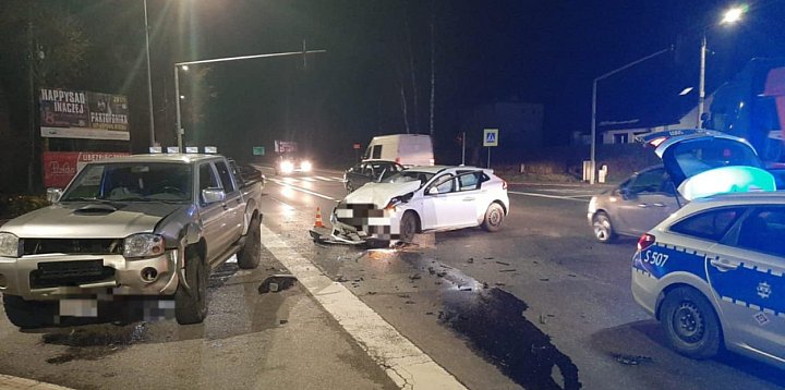 Zderzenie dwóch osobówek na skrzyżowaniu w Sandomierzu-228018