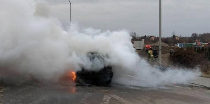 Auto zapaliło się w pobliżu sandomierskiego mostu FOTO-229078