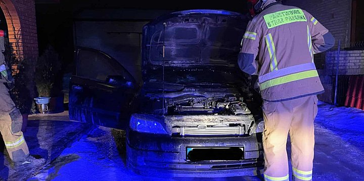 Poranny pożar auta w Błoniu