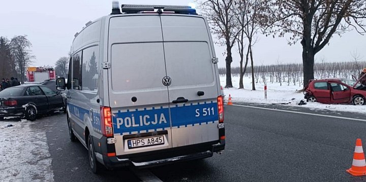 Zderzenie dwóch osobówek na DK77 w gminie Obrazów. Dwie